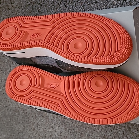 Nike NWT Air Force 1 LV8 (GS) Boys - Picture 7 of 7